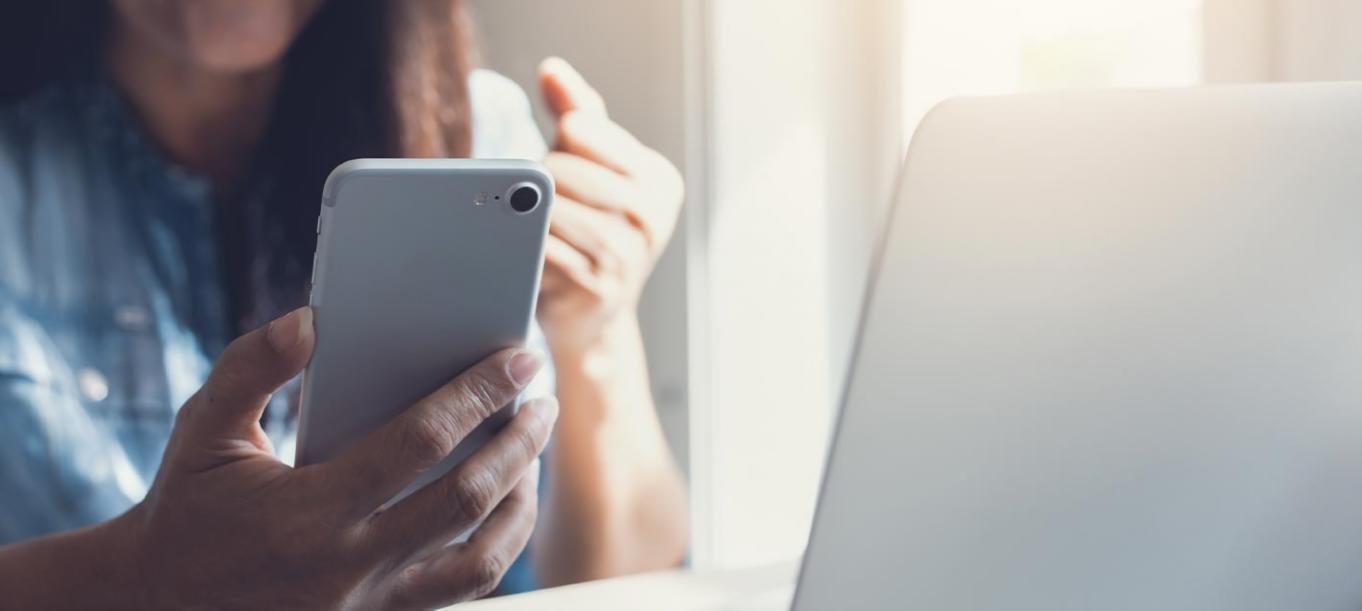 Espacio de trabajo con materiales de presupuestación y recursos de aprendizaje