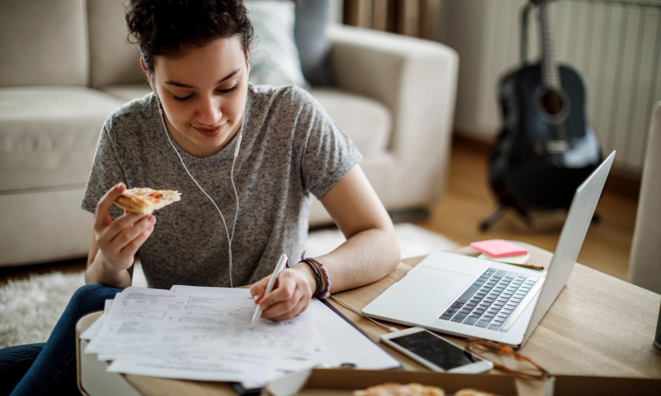 Revisión colaborativa de informes presupuestarios en un entorno profesional